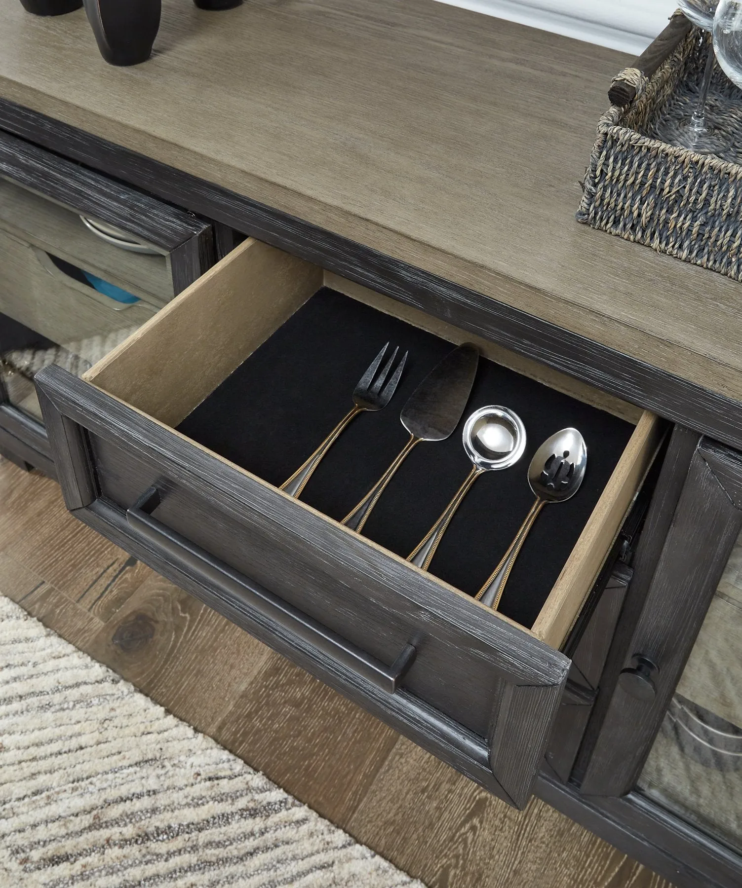 Foyland Dining Set